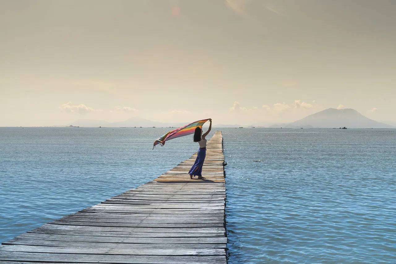 What Are the Key Contributions of Famous Business Women in Shaping Modern Industries?